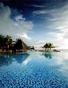 Asia Images Group - Maldives, Kuda Huraa atoll, Four Seasons Resort, Pool side.