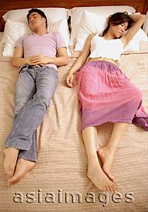 Asia Images Group - Couple lying in bed, side by side